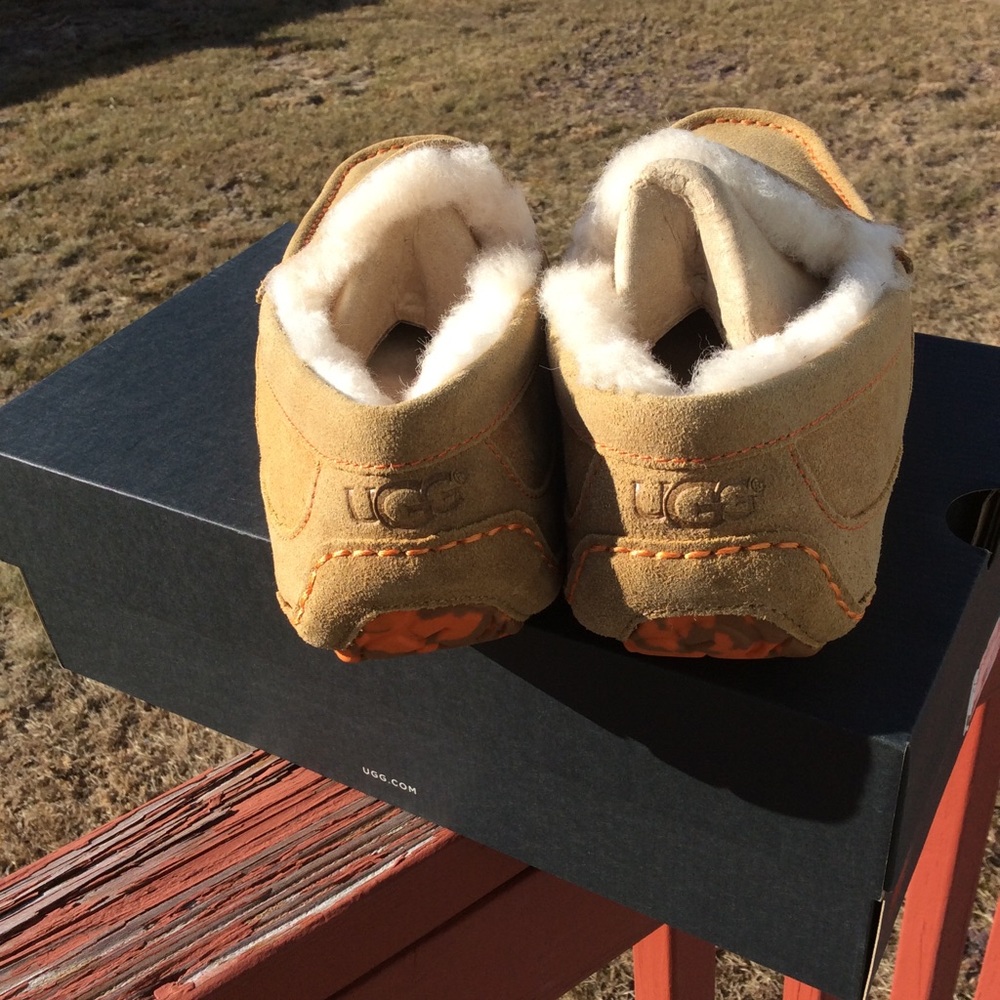Ugg Ascot Slippers - Picture 2 of 7